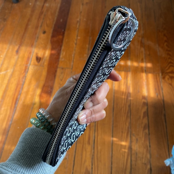 Guess wristlet - Picture 4 of 4